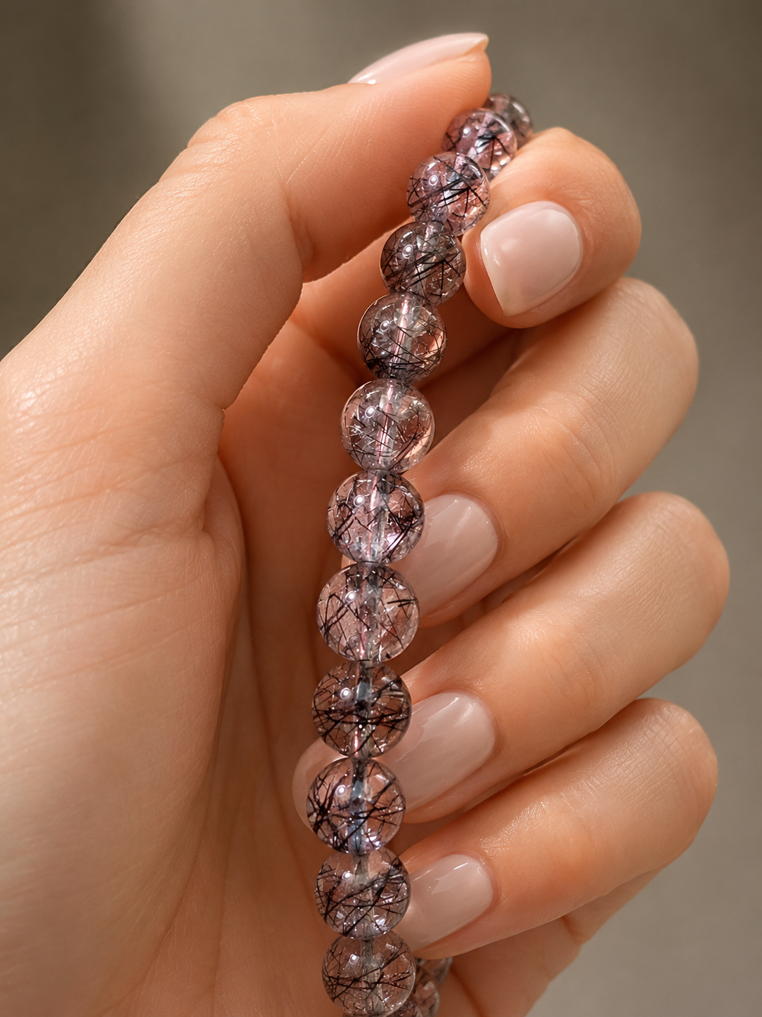 Bracciale di quarzo ialino con inclusioni di rutilo nero e dorato – perle da 8 mm, 18 cm ✨