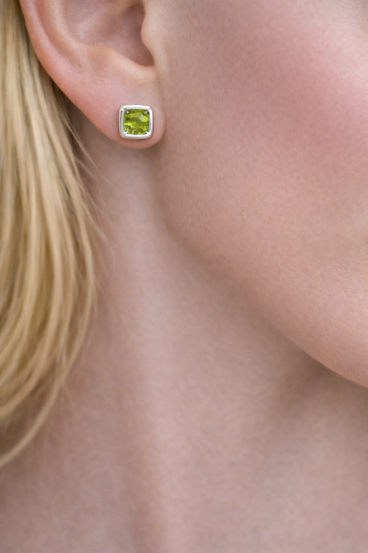 Peridot Ohrringe 7×7 mm – Facettiert & edel in 925 Silber ✨