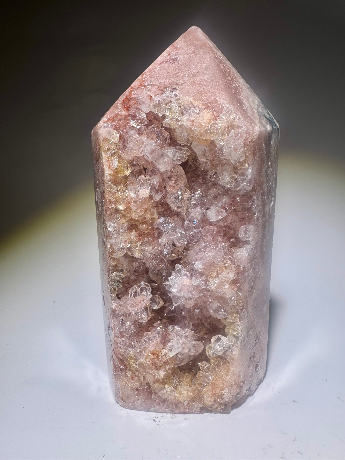 Pink Amethyst mit feinen grünen Adern & blumenartigen Kristallen, 11 cm, 467 g – aus Soledade, Brasilien