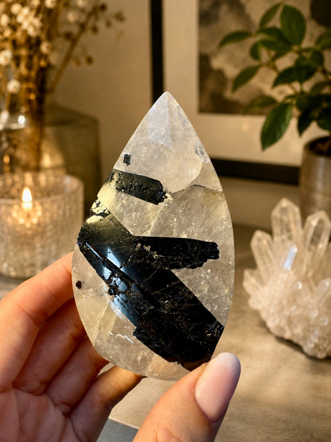 Flamme de quartz avec inclusions de tourmaline – Énergie puissante & protection