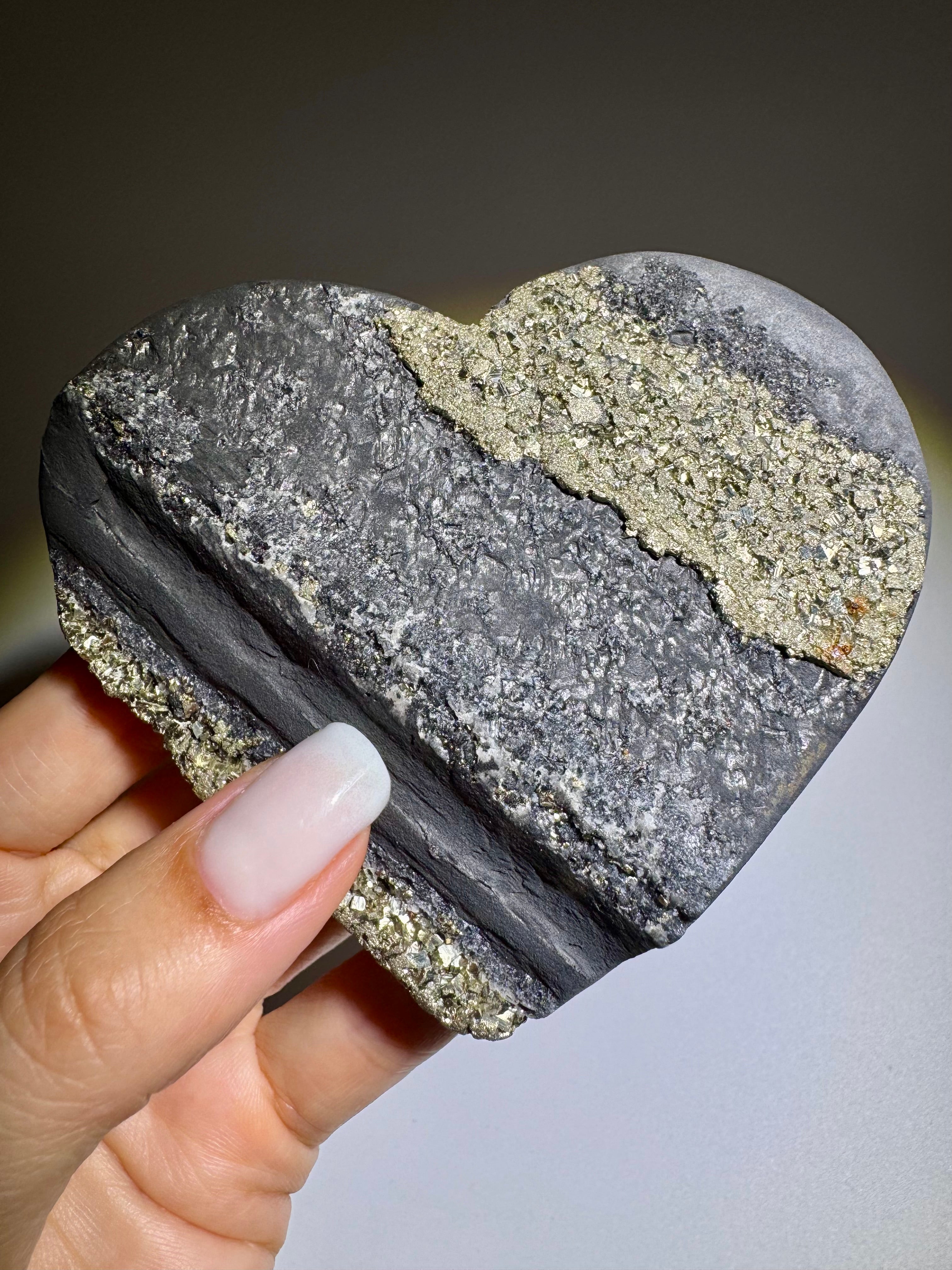 Schungit Herz mit Pyrit Kristallen aus Brasilien – 9.5 cm, 266 g, Schutz vor elektromagnetischer Strahlung & Energiestabilisierung