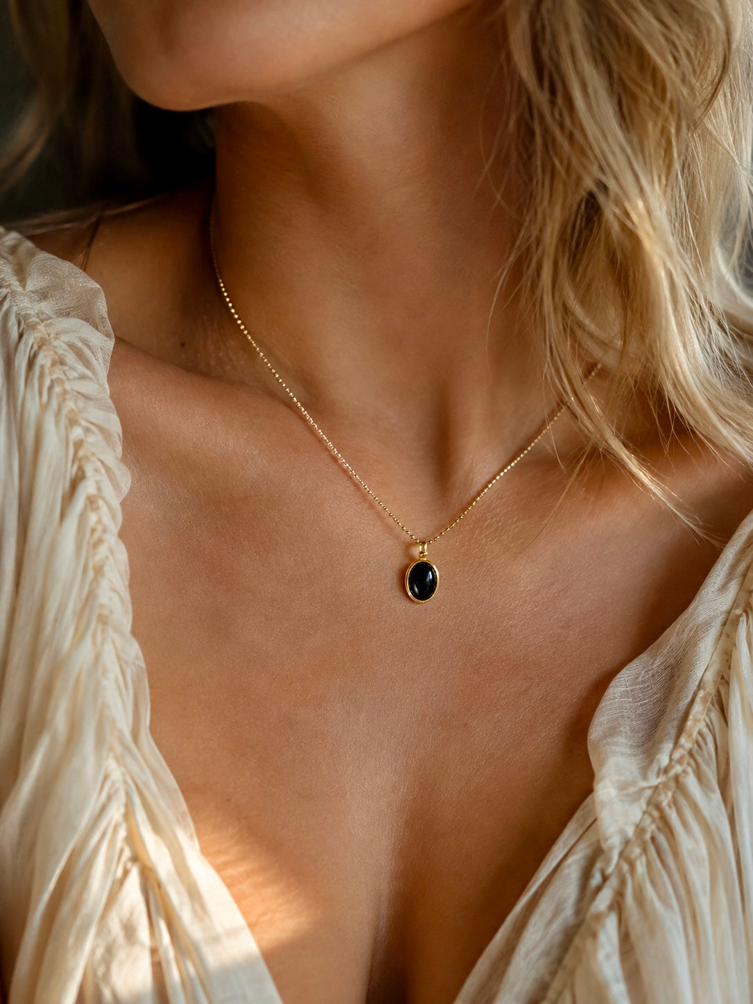 Adorable pendentif en onyx, argent 925 ou argent 925 doré, serti clos élégant