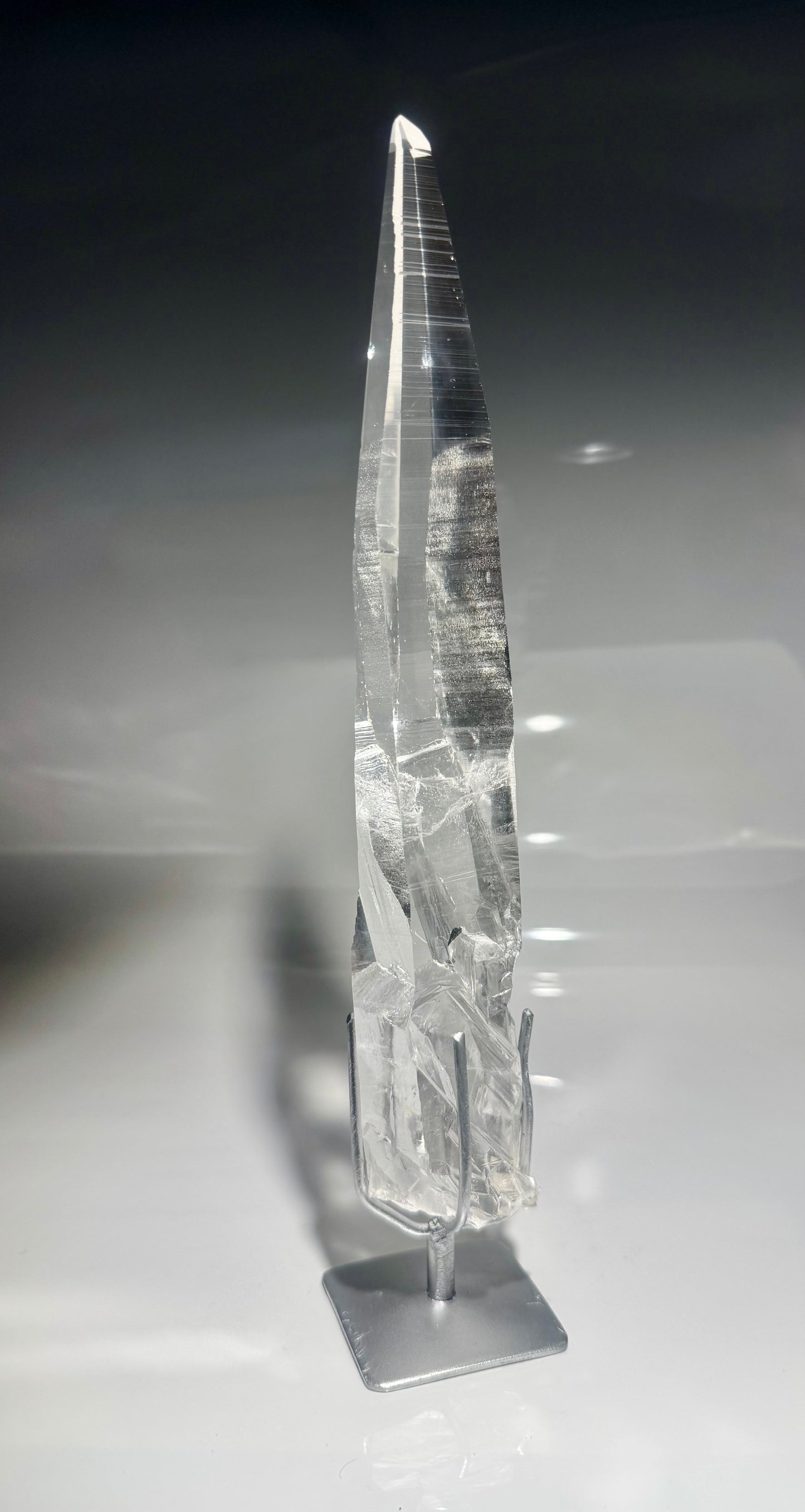 Lemurian Kristallspitze 28 cm mit Ständer – einzigartiger naturbelassener Quarz aus Brasilien in Museumsqualität, 591 g