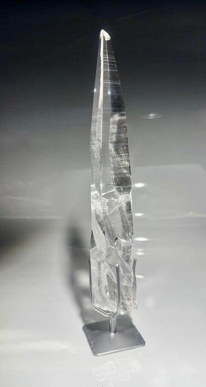 Lemurian Kristallspitze 28 cm mit Ständer – einzigartiger naturbelassener Quarz aus Brasilien in Museumsqualität, 591 g