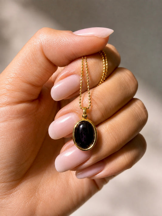 Dolce ciondolo in onice, argento 925 oppure argento 925 placcato oro, con raffinata incastonatura a castone