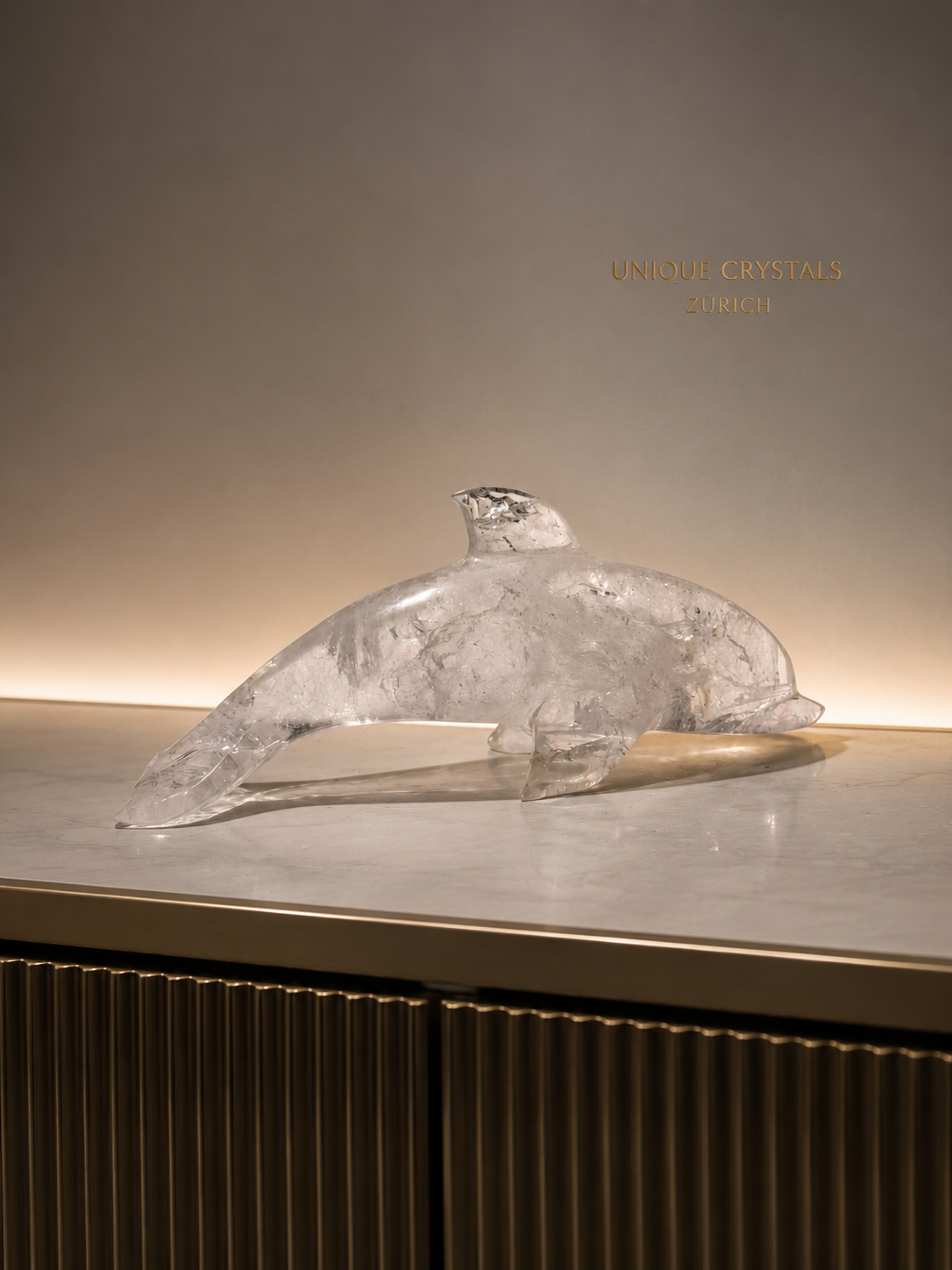 Bergkristall Delphin Skulpturen aus Brasilien – Crystal Art mit Light Gold Ständer