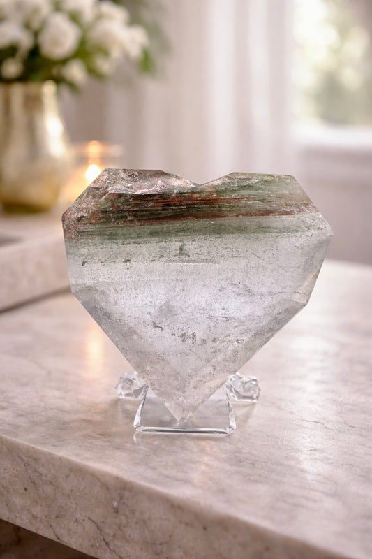 Facettiertes Gartenquarz-Herz mit Phantomen – extra klar & einzigartig