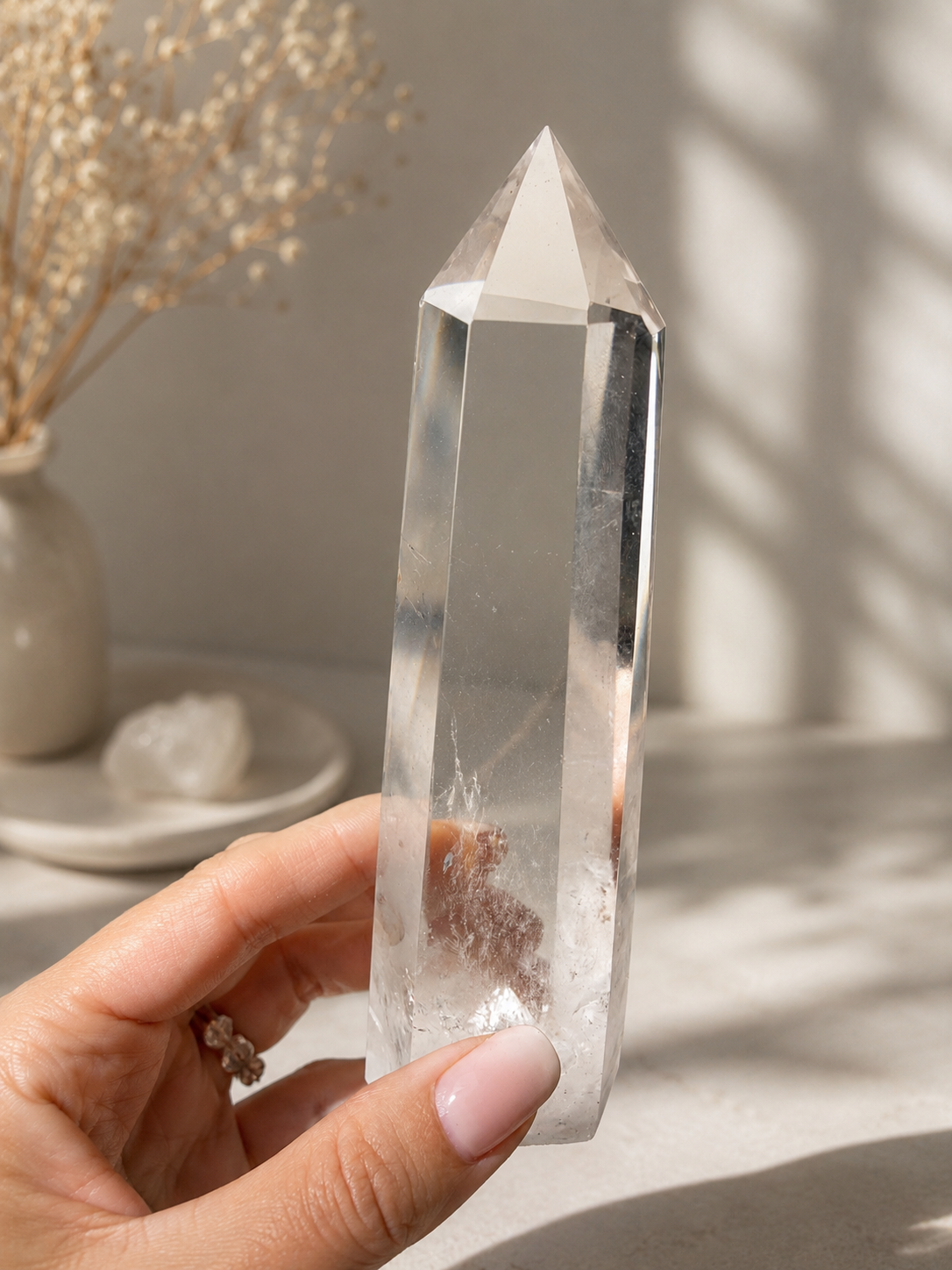 Pointe de cristal de roche ultra claire sur socle racine – Jeu de lumière & magie naturelle ✨ | 19 cm