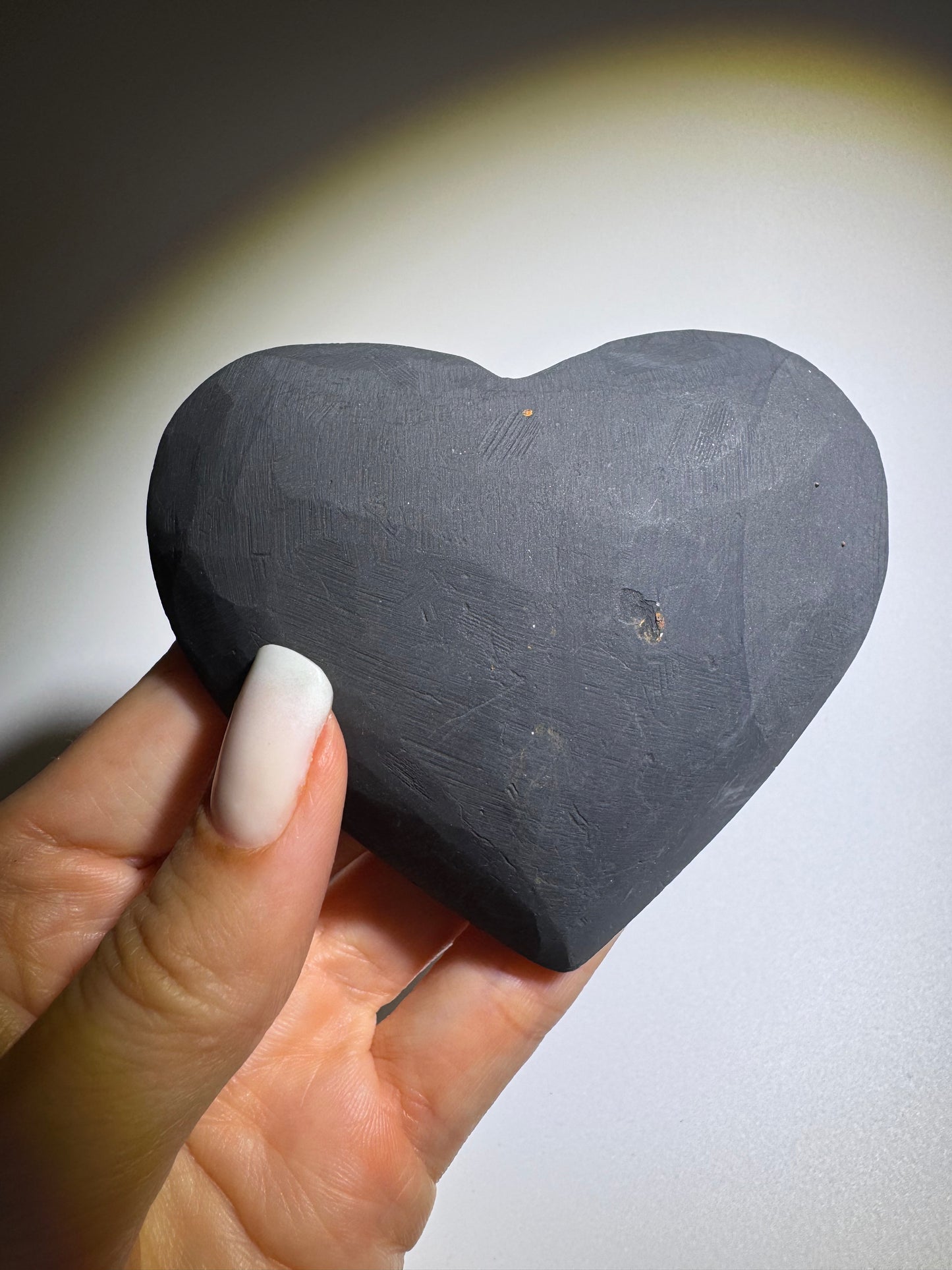 Schungit Herz mit Pyrit Kristallen aus Brasilien – 9 cm, 221 g, Schutz vor elektromagnetischer Strahlung & Energieausgleich