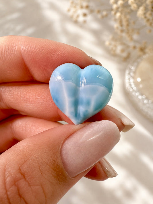 Larimar Herz 1.9 cm – handgeschliffener Edelstein in zartem Ozeanblau