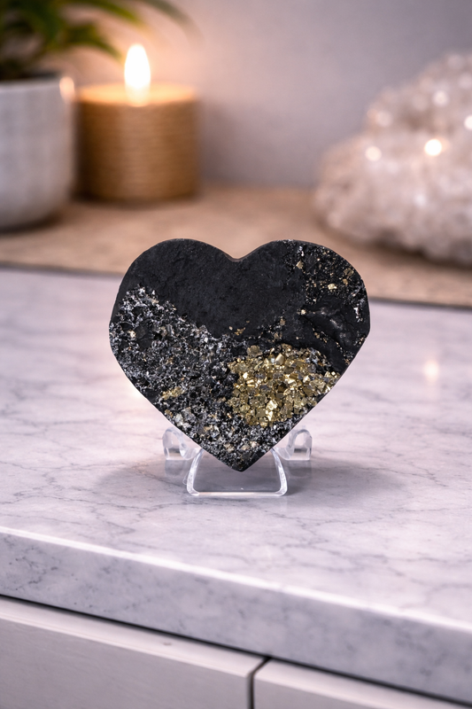 Schungit mit Pyrit Kristallen Herz - 5.5cm, 68g