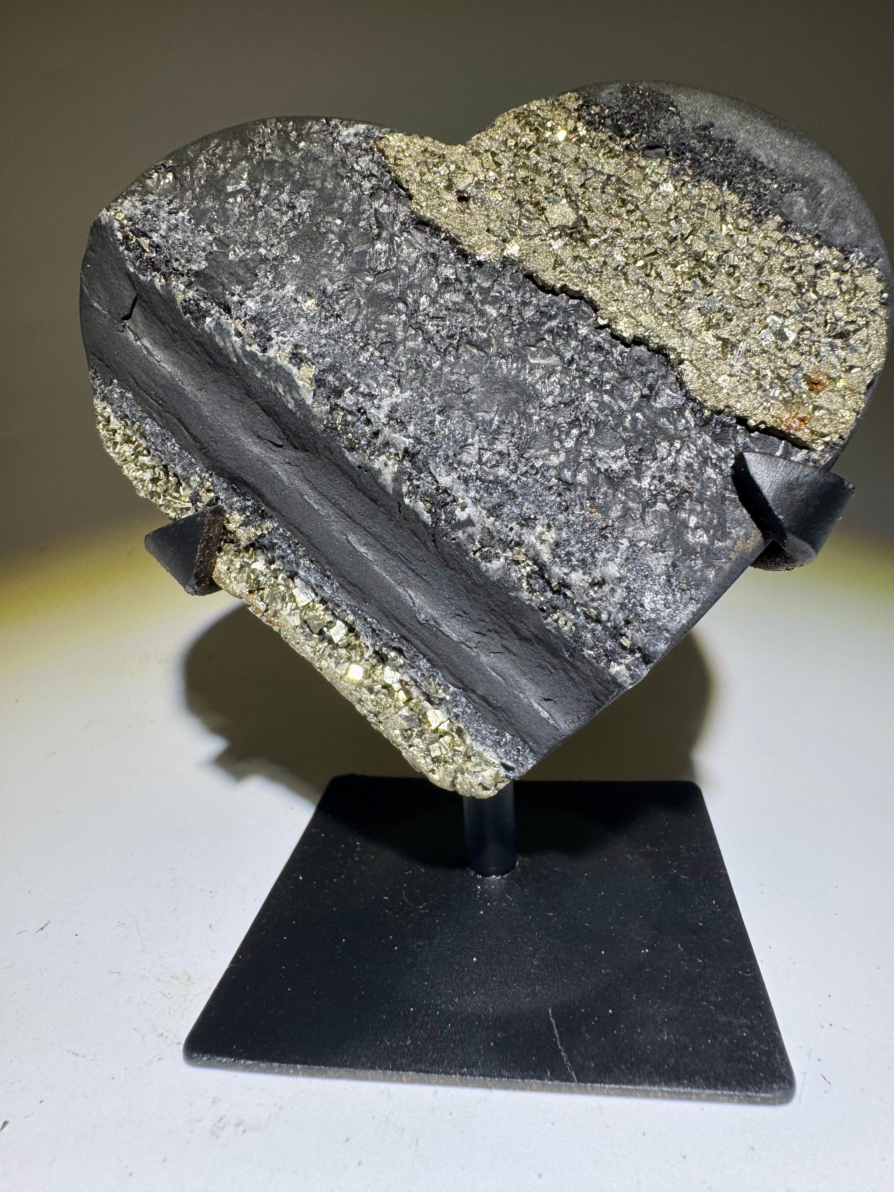 Schungit Herz mit Pyrit Kristallen aus Brasilien – 9.5 cm, 266 g, Schutz vor elektromagnetischer Strahlung & Energiestabilisierung