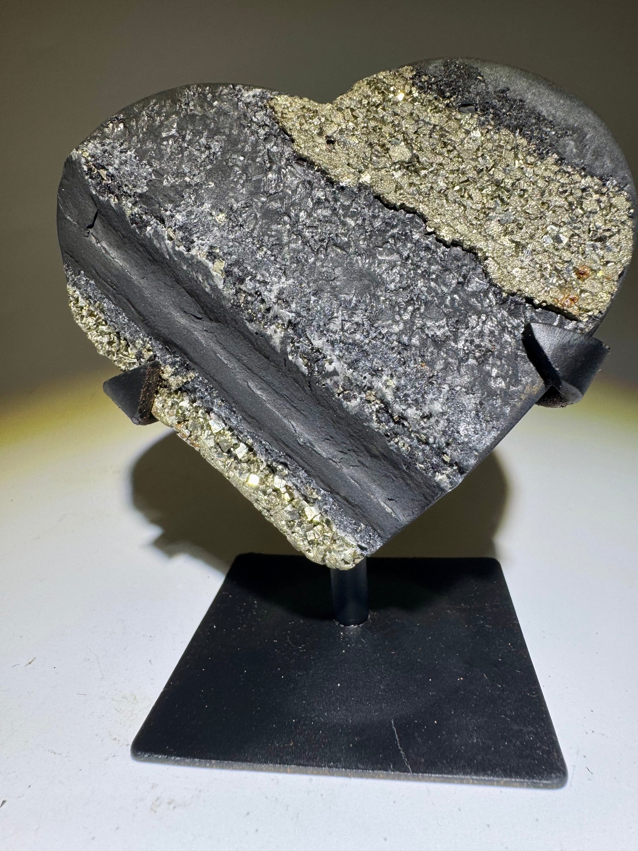 Schungit Herz mit Pyrit Kristallen aus Brasilien – 9.5 cm, 266 g, Schutz vor elektromagnetischer Strahlung & Energiestabilisierung
