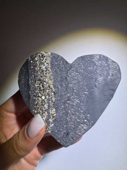 Schungit Herz mit Pyrit Kristallen aus Brasilien – 9 cm, 221 g, Schutz vor elektromagnetischer Strahlung & Energieausgleich
