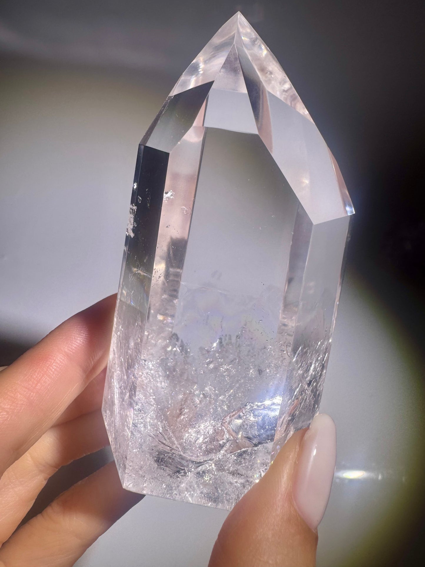 Exklusive sehr transparente Bergkristallspitze / Lemurian mit Regenbogen - 9cm, 284g