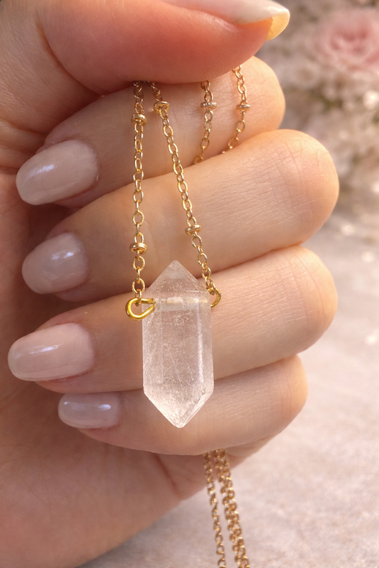 Zarte Kette mit Amethyst- oder Quarz-Anhänger in zeitloser Eleganz ✨