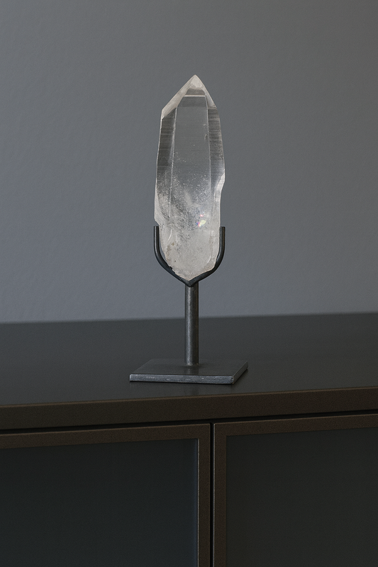 Transparente Lemurian Kristallspitze mit Regebbogen aus Brasilien – 13,5 cm mit Ständer, Kristall 9 cm 💫