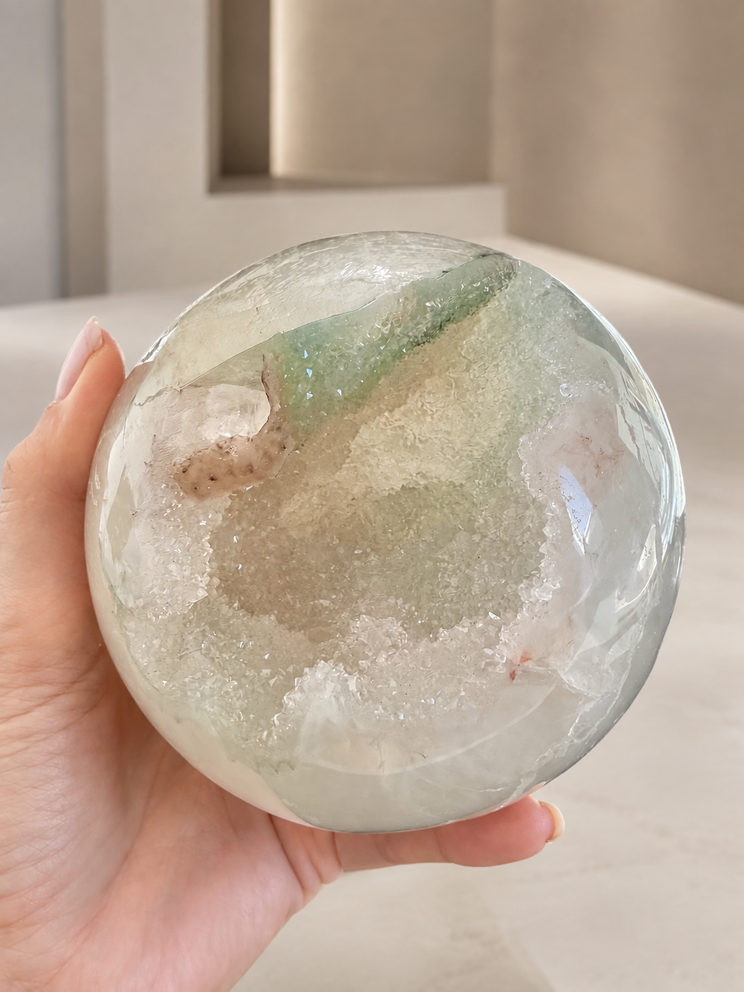 Sphère d’améthyste arc-en-ciel vert menthe et rose sucre d’Uruguay, 11 cm, 1,78 kg