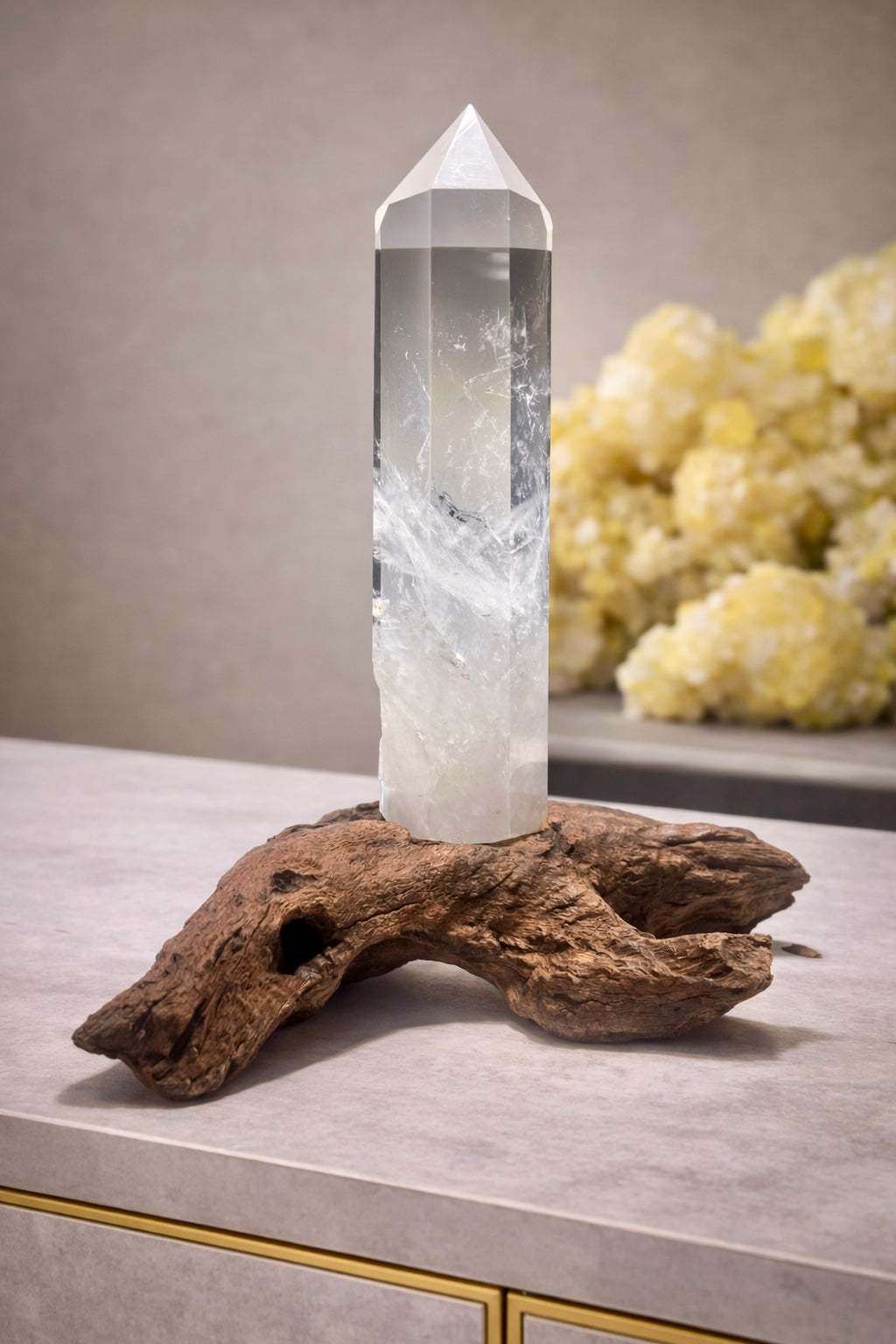 Klare Bergkristallspitze auf Wurzelholz – Natur in ihrer schönsten Form 26cm