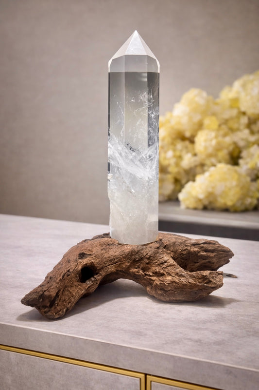 Klare Bergkristallspitze auf Wurzelholz – Natur in ihrer schönsten Form 26cm