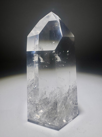 Exklusive sehr transparente Bergkristallspitze / Lemurian mit Regenbogen - 9cm, 284g