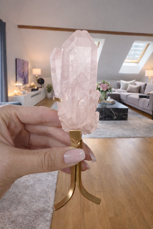 Pink Himalaya Quarz – naturbelassener Kristall mit Goldständer ✨
