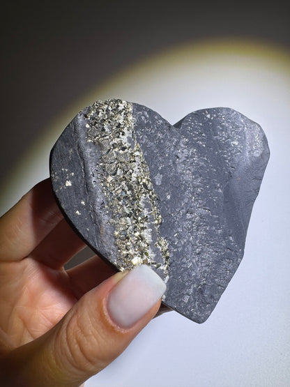 Schungit Herz mit Pyrit Kristallen aus Brasilien – 9 cm, 221 g, Schutz vor elektromagnetischer Strahlung & Energieausgleich