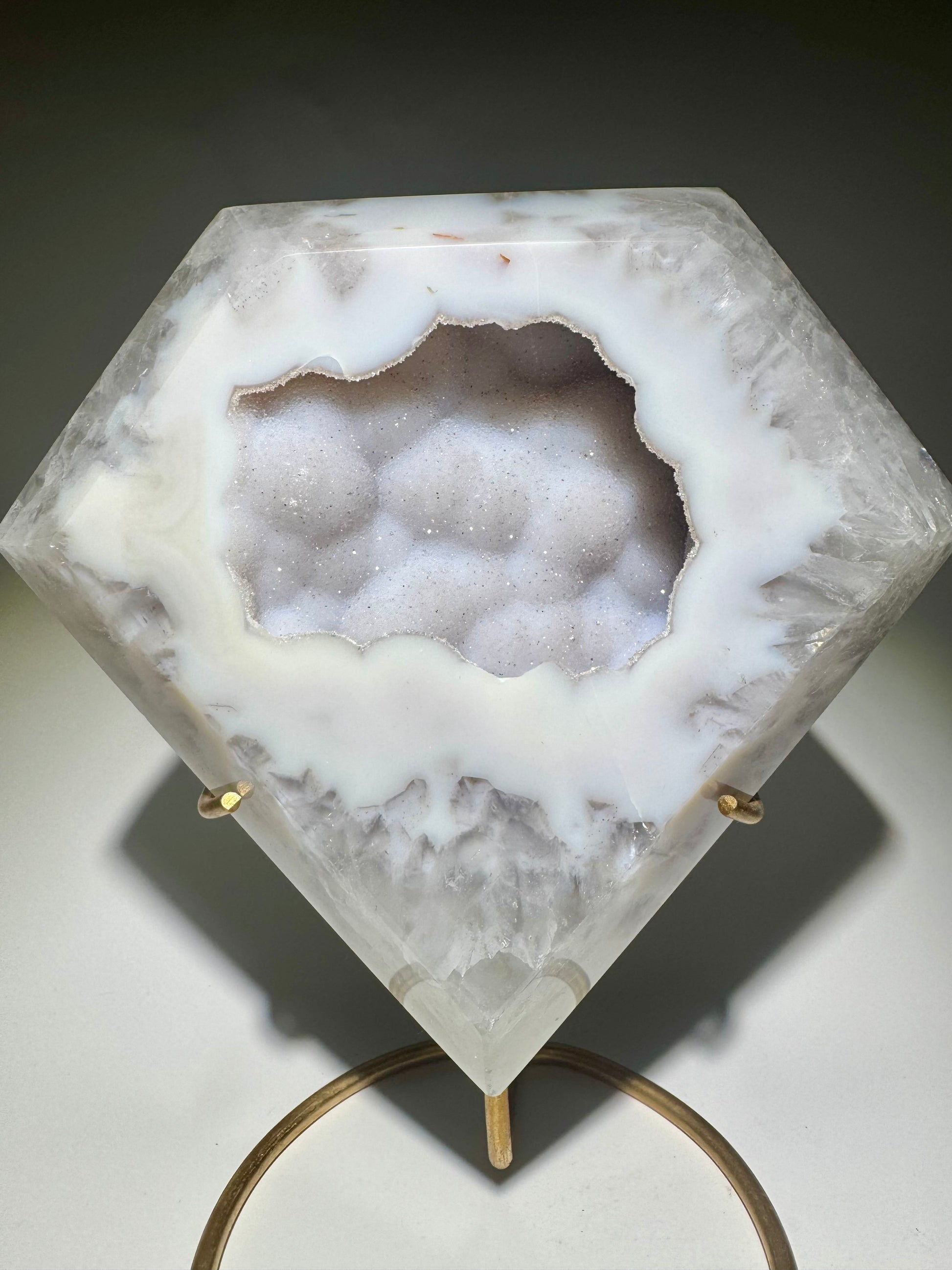 Achat-Diamant in Handarbeit aus Brasilien – Edelstein-Skulptur mit Ständer, 16 cm