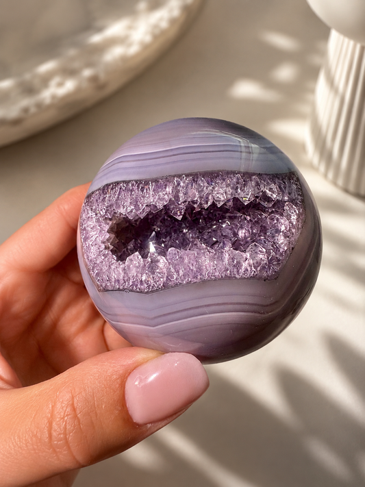 Achat Kugel aus Brasilien mit Bänderung in Weiss, Hellblau und Grau, 6,7 cm, 432 g