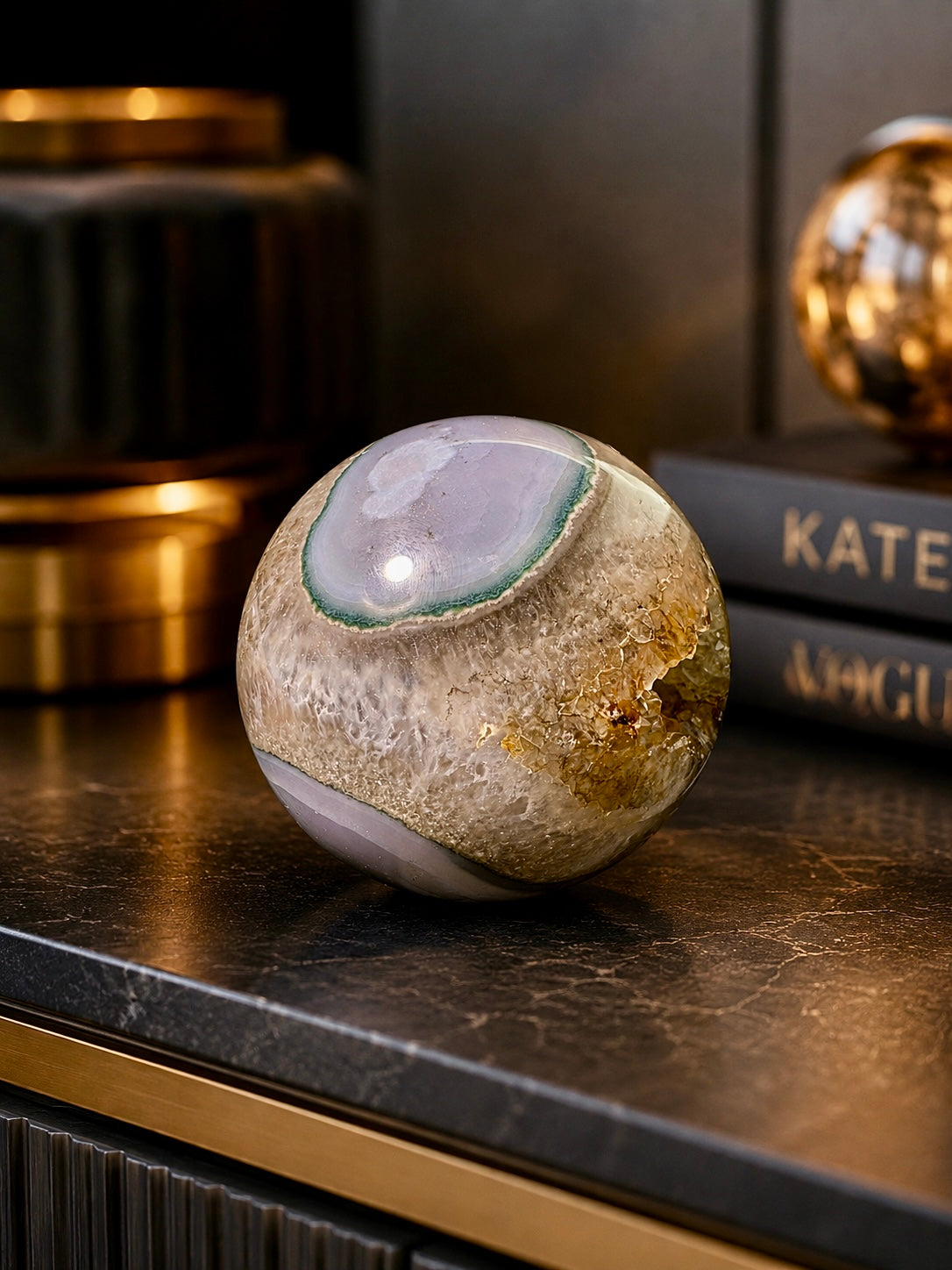 Achatkugel 6,7 cm mit blau-grauer, weisser Bänderung und goldenen Kristallen