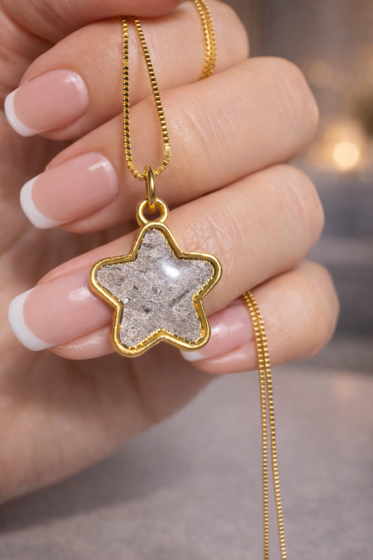 Aletai Meteoriten Stern Anhänger – Kunstharz versiegelt, 18K Goldkette