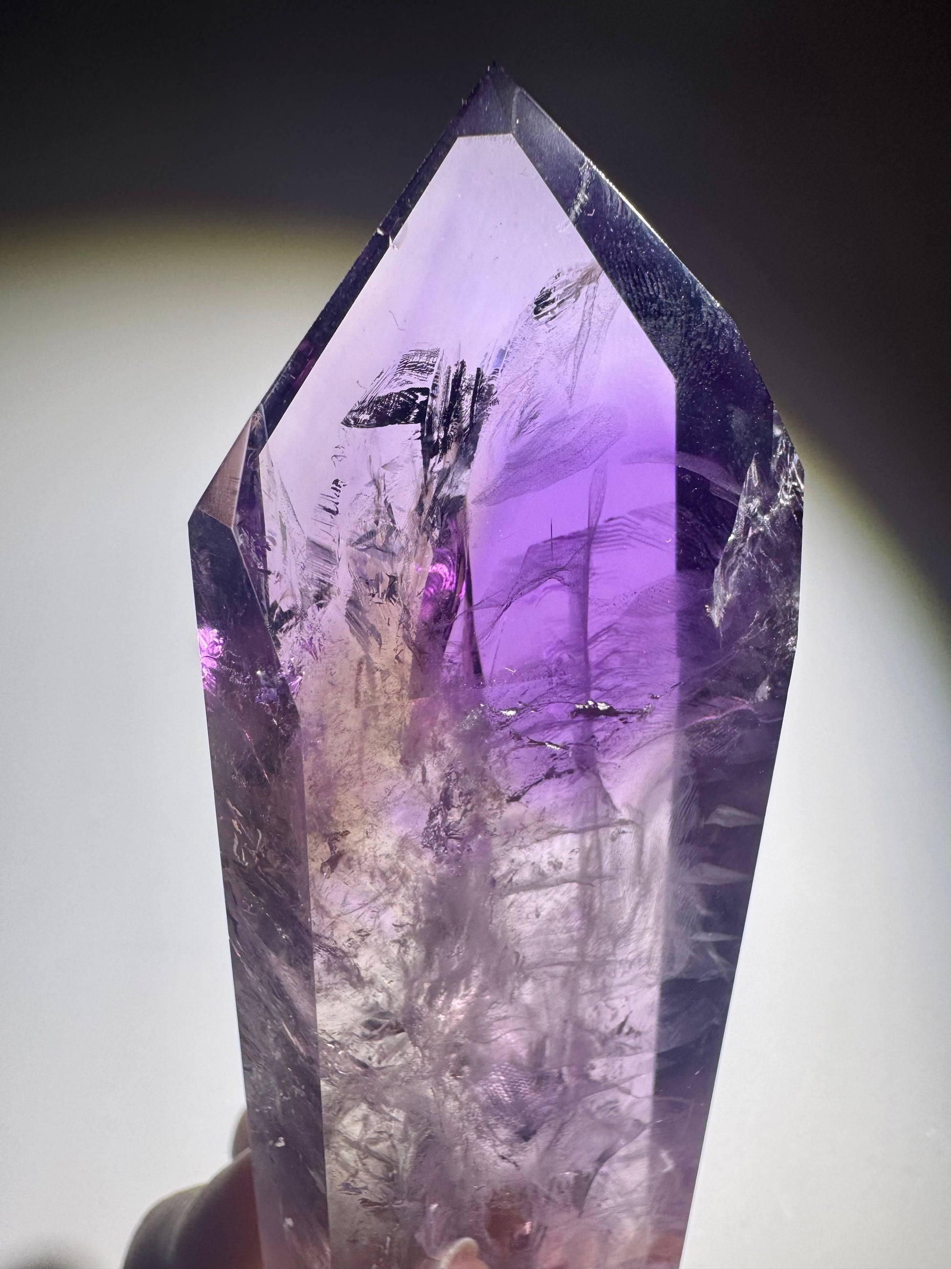 Amethrin Edelsteinspitze aus Brasilien – Selten & mit Phantomstrukturen – 11,4 cm