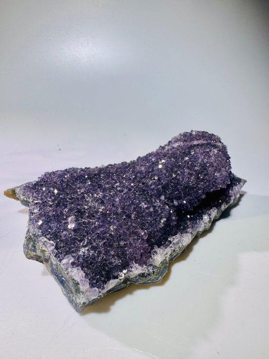 Amethyst-Druse 15,5 x 6,5 cm, 200 g – violette Kristallgruppe für Harmonie, Meditation, Schutz, innere Ruhe und positive Energie im Raum