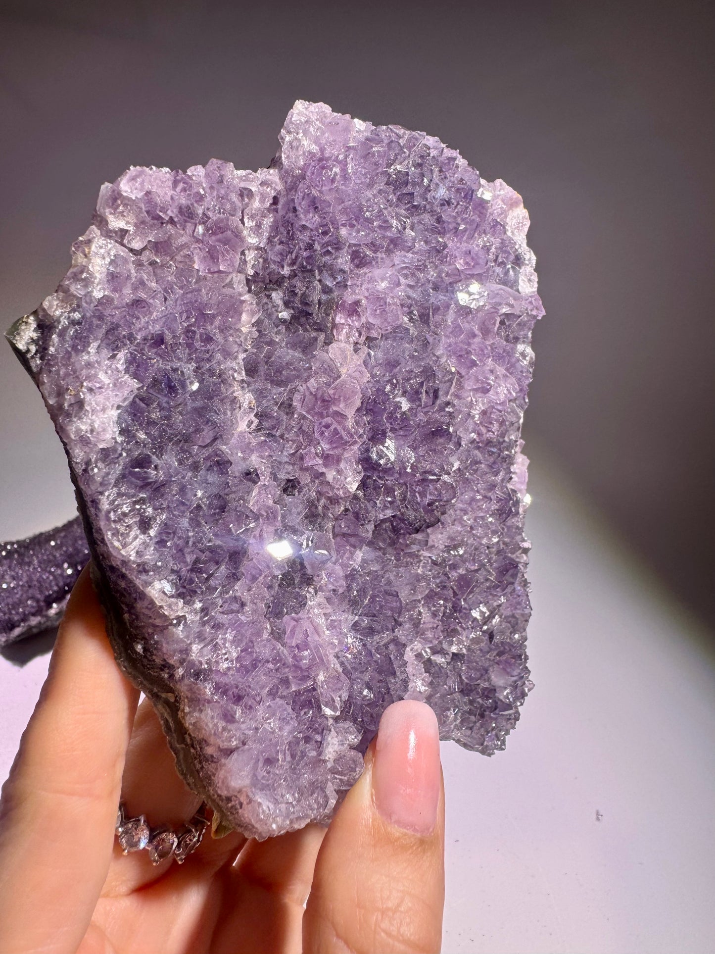 Amethyst-Druse 15 x 10,5 cm, 570 g – violette Naturkristallgruppe für Meditation, innere Ruhe, Schutz und harmonische Energie im Raum