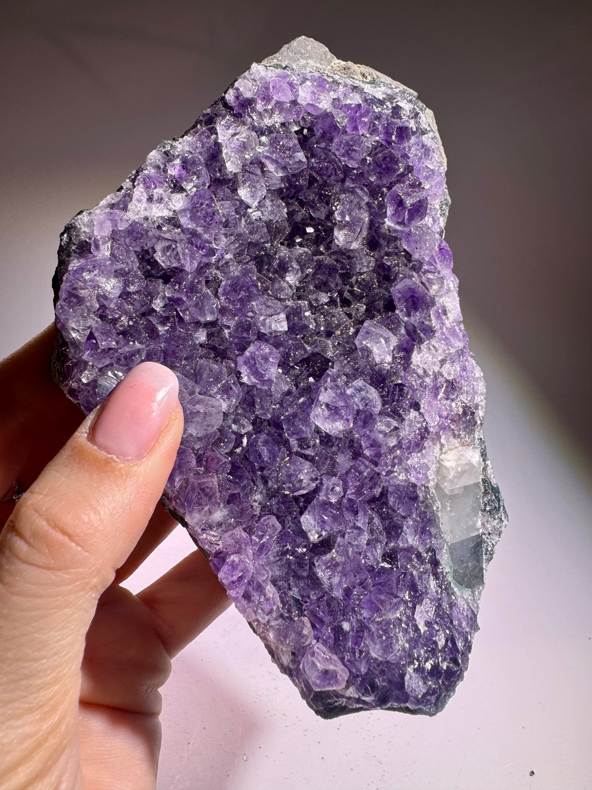 Amethyst-Druse aus Uruguay 14 x 9 cm, 632 g – leuchtende violette Kristallformation, naturbelassenes Unikat