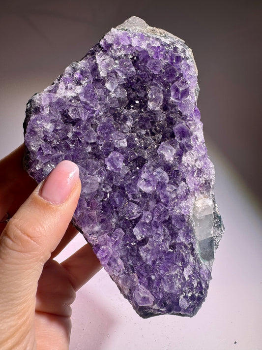 Amethyst-Druse aus Uruguay 14 x 9 cm, 632 g – leuchtende violette Kristallformation, naturbelassenes Unikat