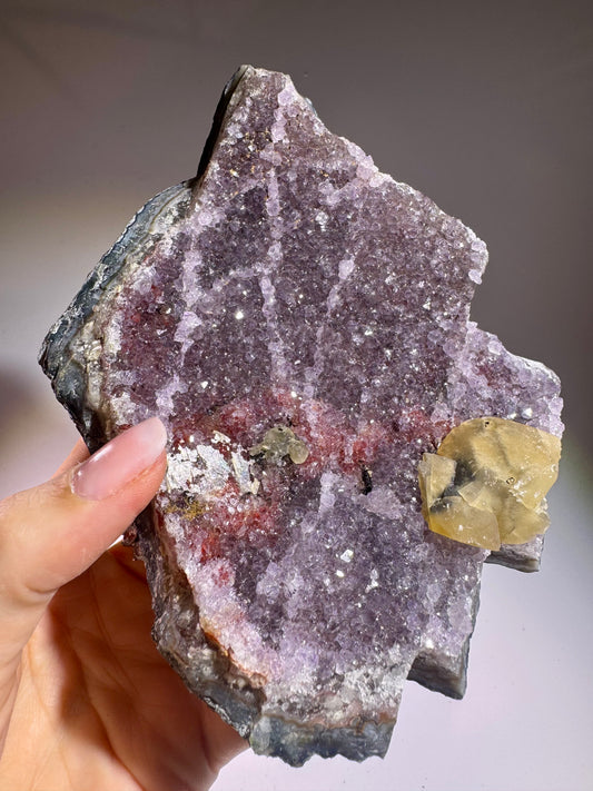 Amethyst-Druse mit Kalzit aus Uruguay 14,5 x 11 cm, 391 g – violette Kristalle mit natürlicher Kalzitbildung