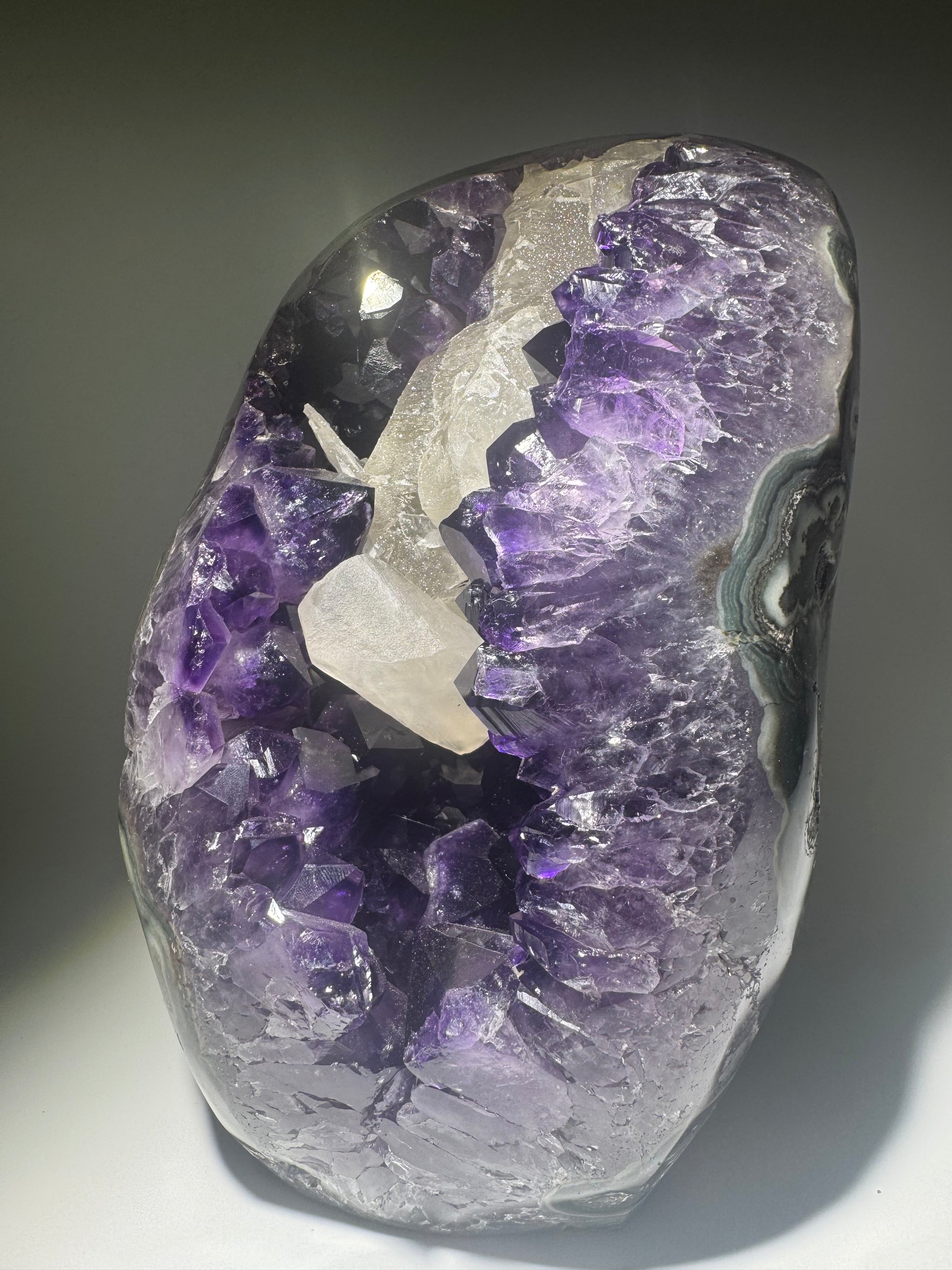 Amethyst-Kristall aus Uruguay mit Kalzit – 21.5 cm grosses Einzelstück in seltener Kombination und Premium-Qualität