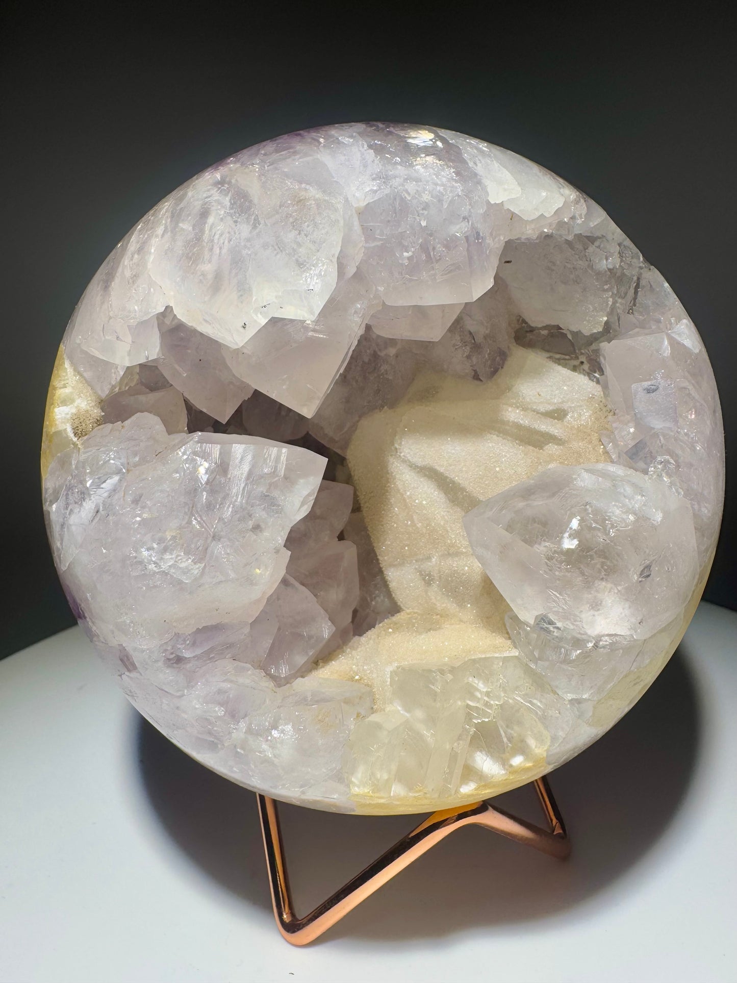 Amethyst-Quarz Kugel mit Kalzit · Durchmesser 13 cm · Gewicht 2,5 kg · natürliche Kristallbildung 