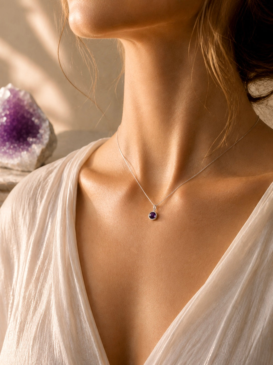 Amethyst Anhänger Sterling Silber – elegante Zargenfassung mit rundem Amethyst Cabochon

