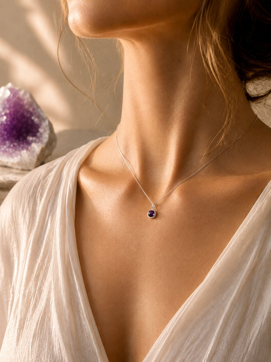 Amethyst Anhänger Sterling Silber – elegante Zargenfassung mit rundem Amethyst Cabochon

