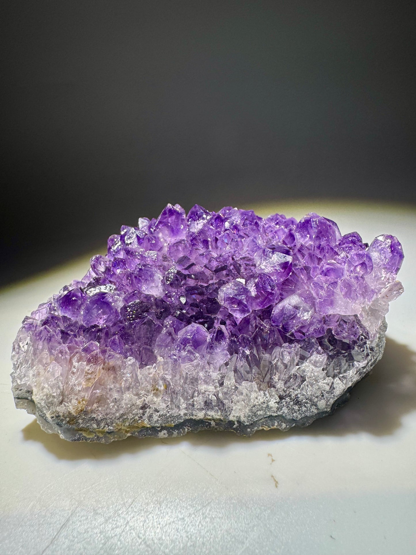 Amethyst Druse aus Uruguay 8,5 x 6,3 cm 276 g mit intensiver violetter Farbstruktur