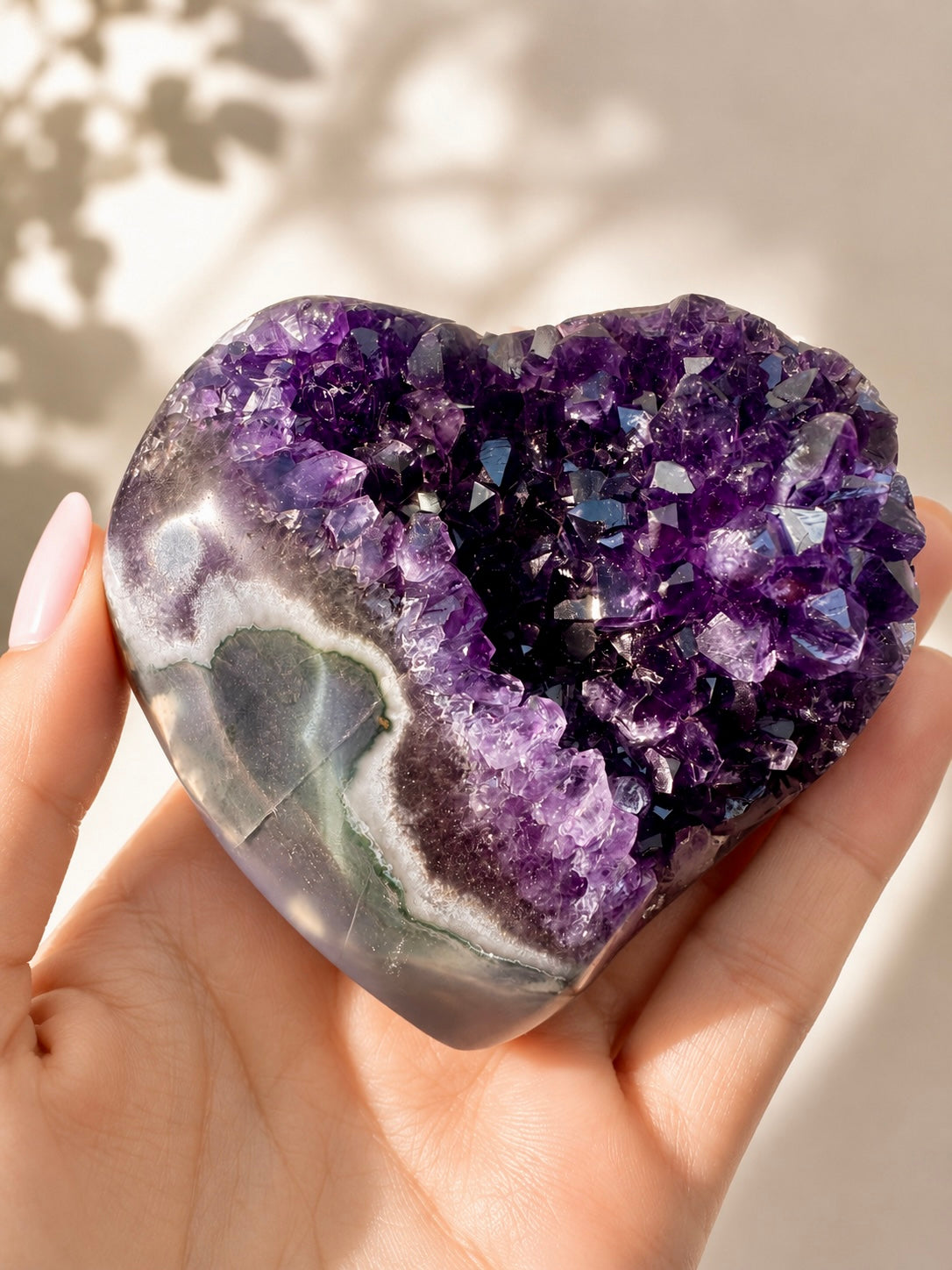 Amethyst Herz tiefviolett mit grünem Banding 381 g