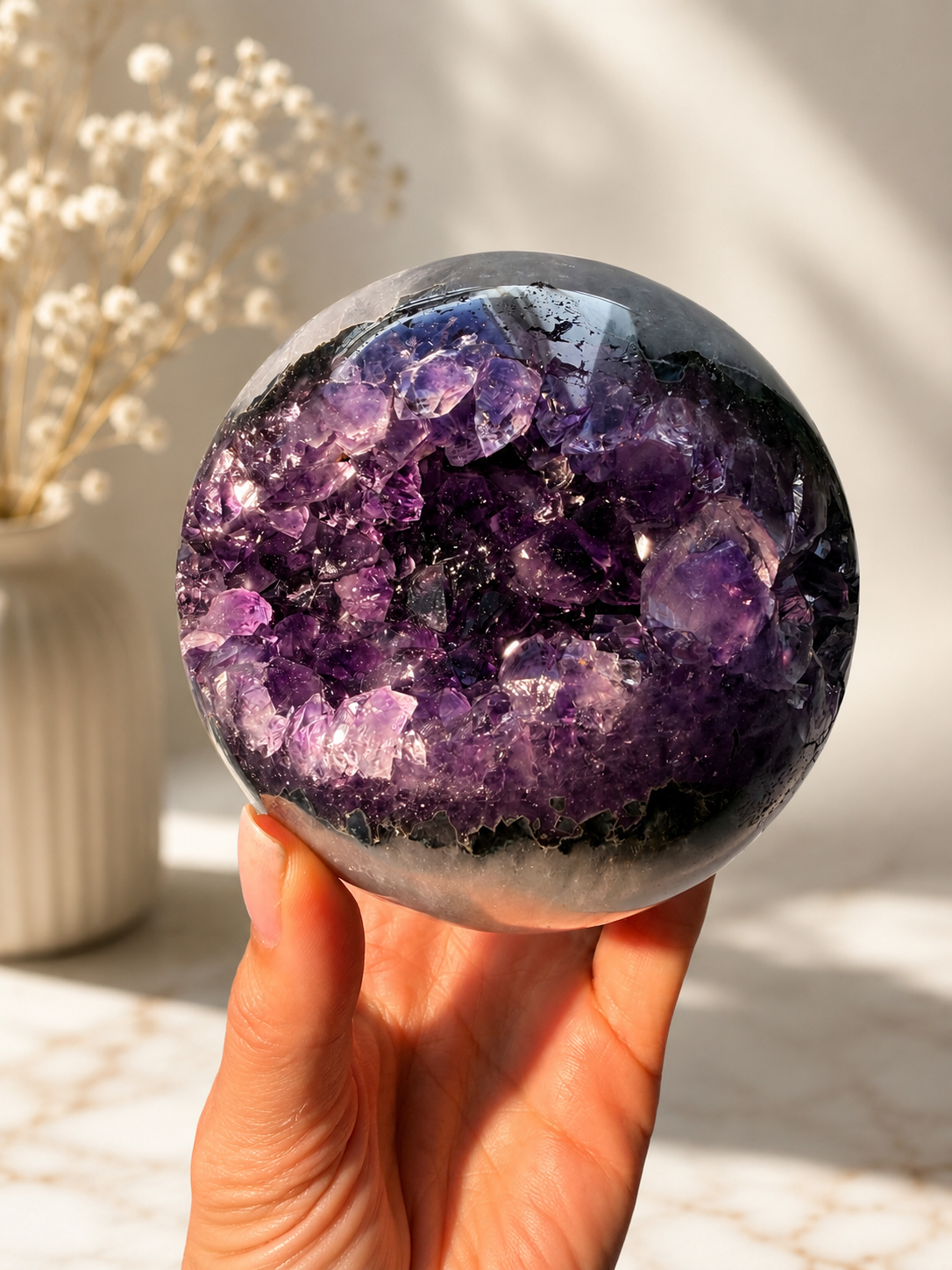 Amethyst Kristallkugel mit intensiver violetter Farbe und natürlicher Tiefe