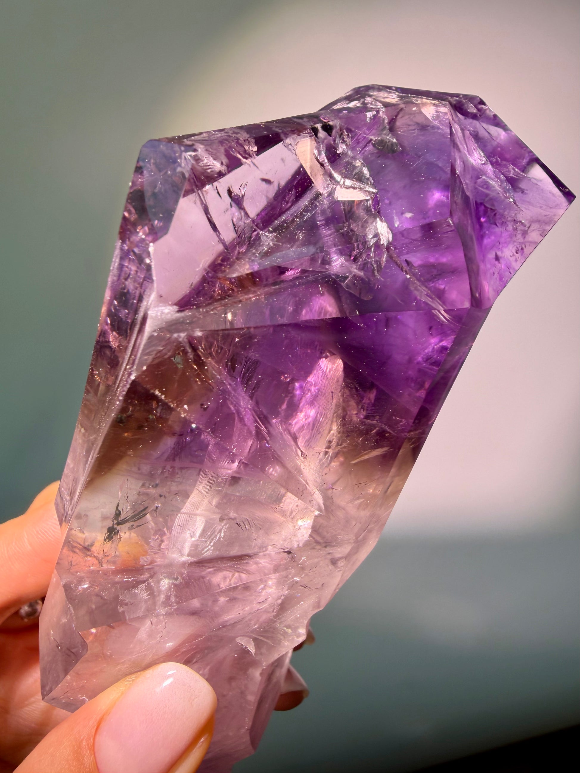 Amethyst Kristallzahn mit Citrin, Ametrin und natürlichen Phantomen