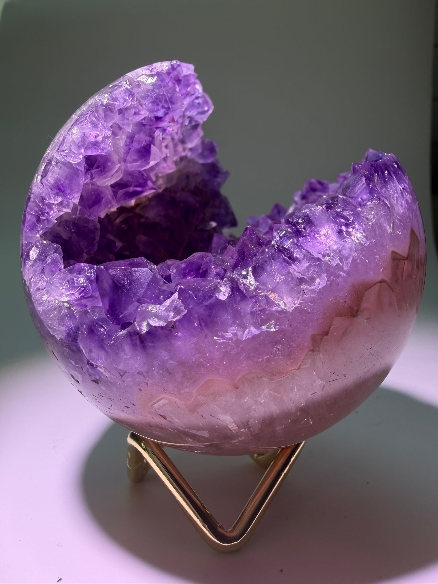 Amethyst Kugel 657 g – 8,8 cm | Zarte Lilatöne & glitzernde Kristallstruktur