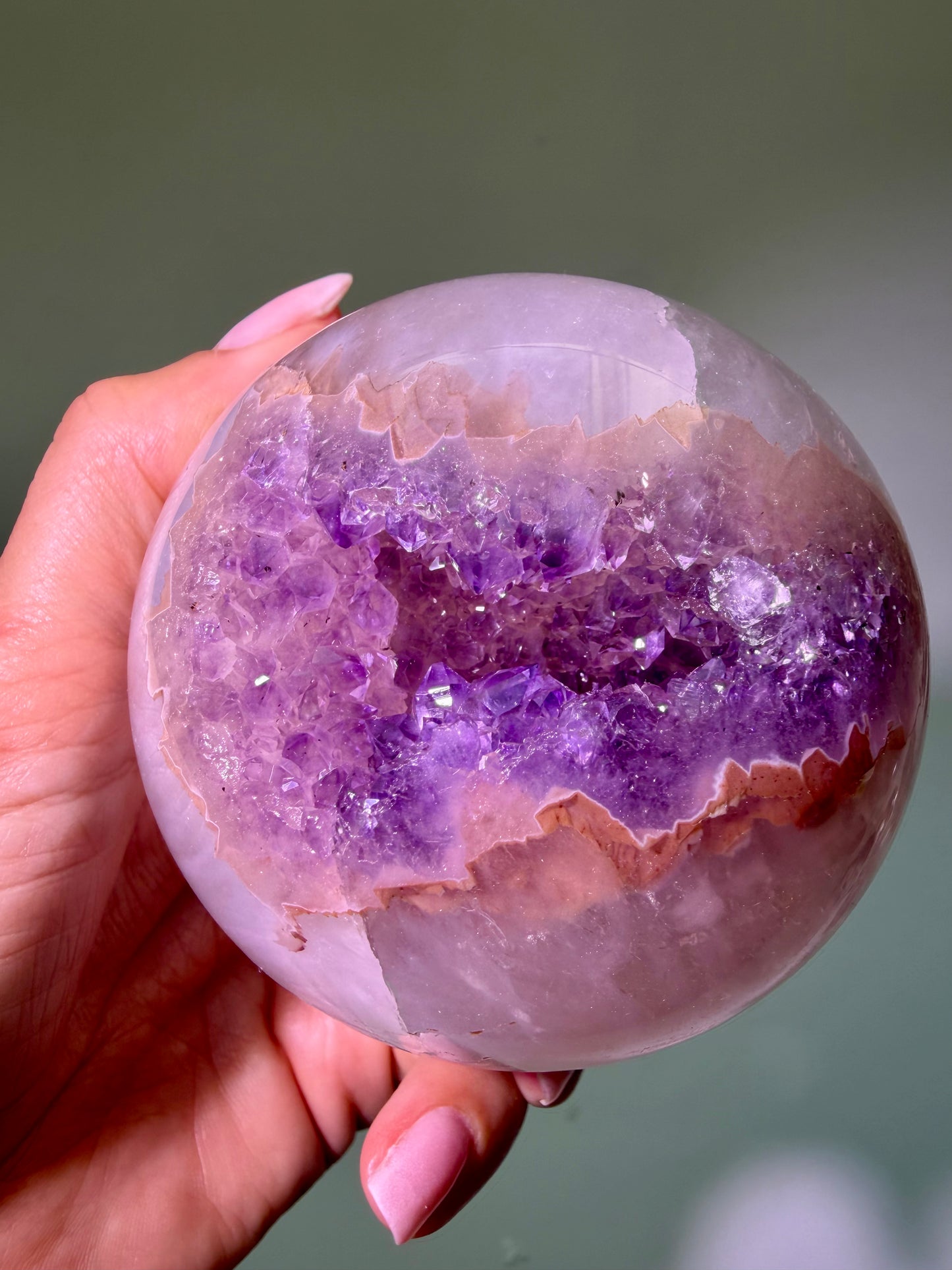 Amethyst Kugel 7,7 cm – 645 g | Zartes Lila mit funkelnden Kristallen
