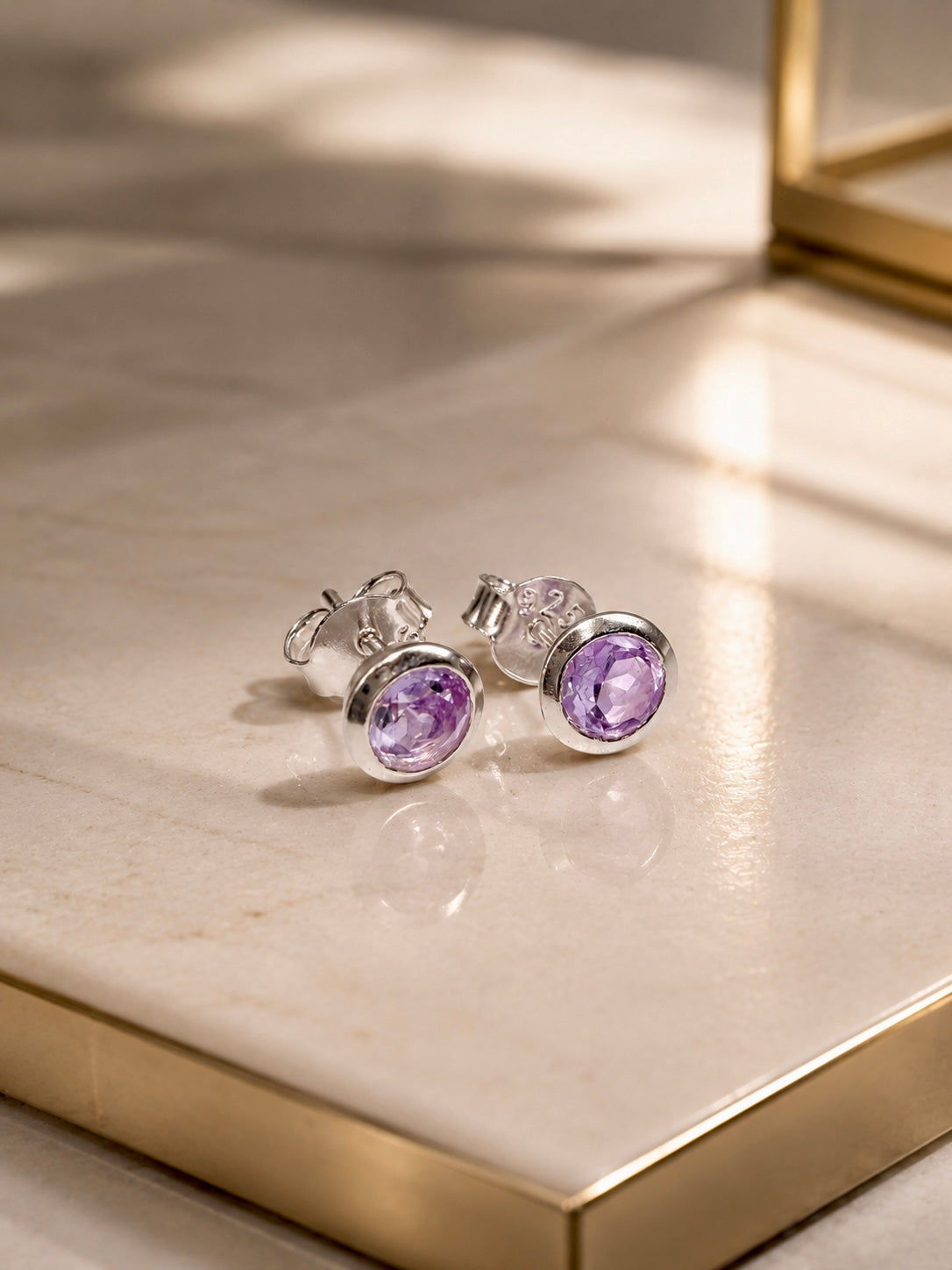 Amethyst Ohrstecker 6 mm, facettiert in Zargenfassung 925 Silber