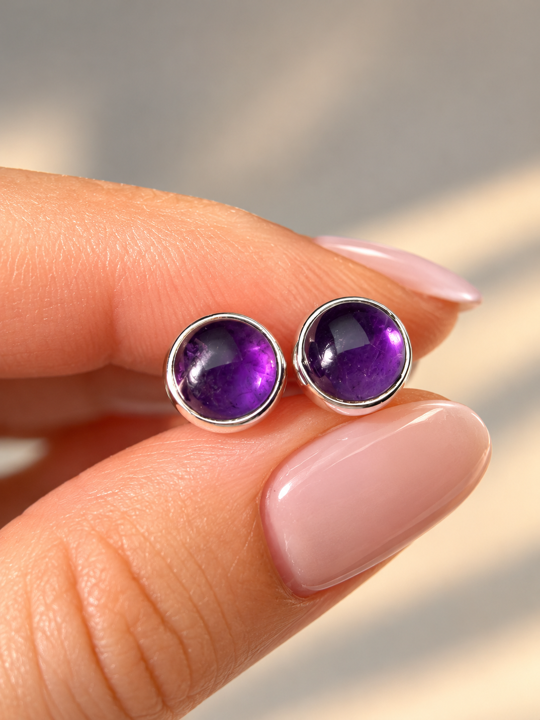 Amethyst Ohrstecker 7 mm aus 925 Silber mit funkelnden Schlifffacetten