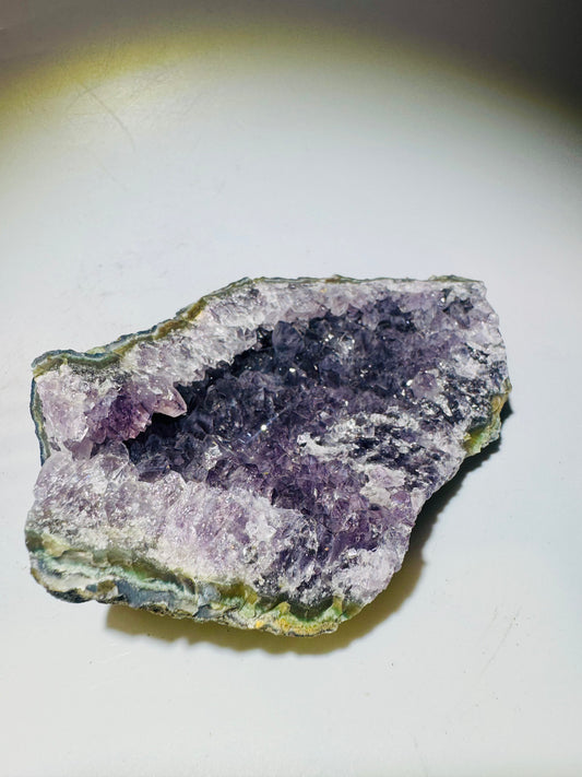 Amethyst mit Kalzit 13 x 7,6 cm – 339 g naturbelassene Kristallgruppe